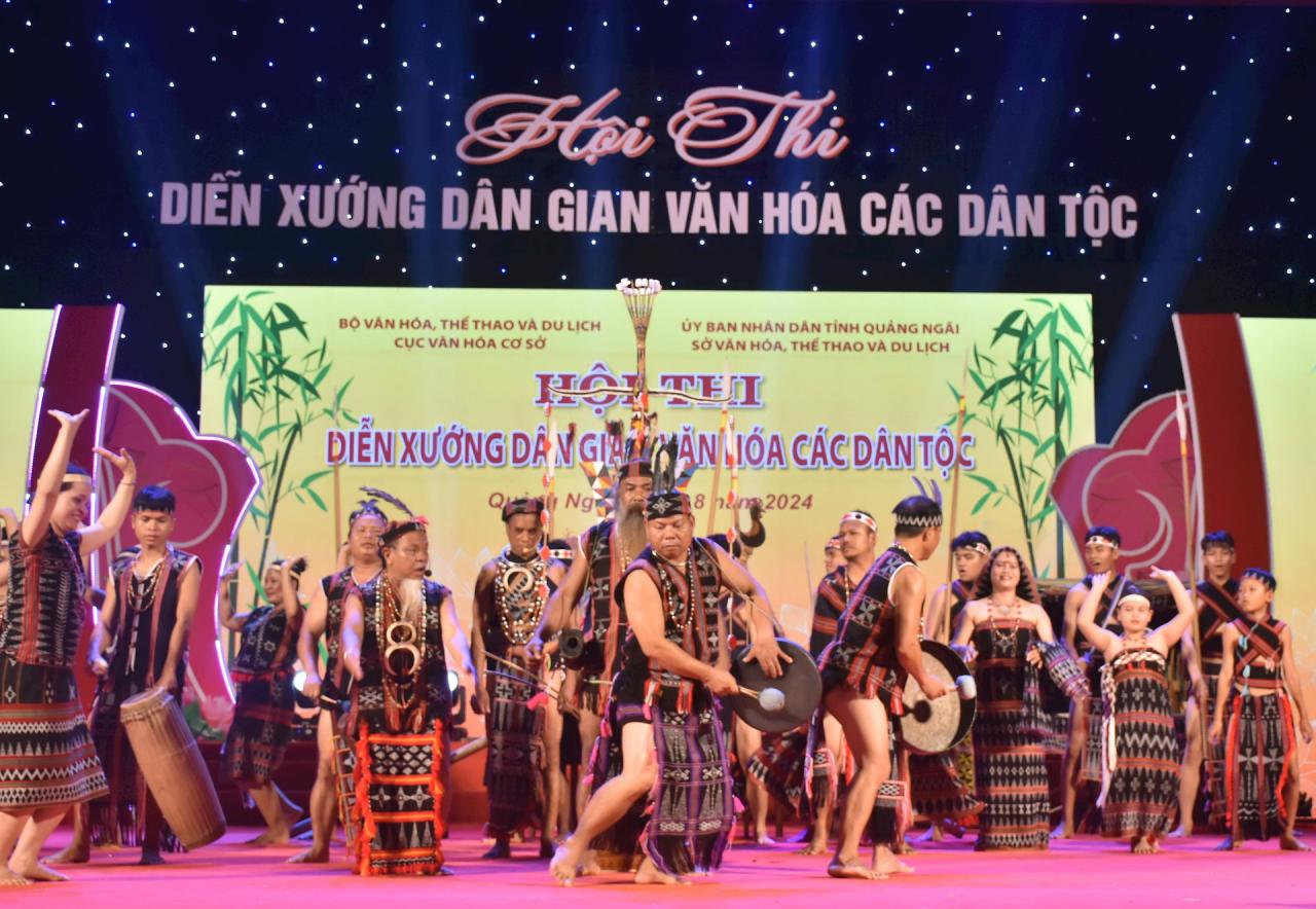 Actuación ritual tradicional de la delegación de Quang Nam en la competición