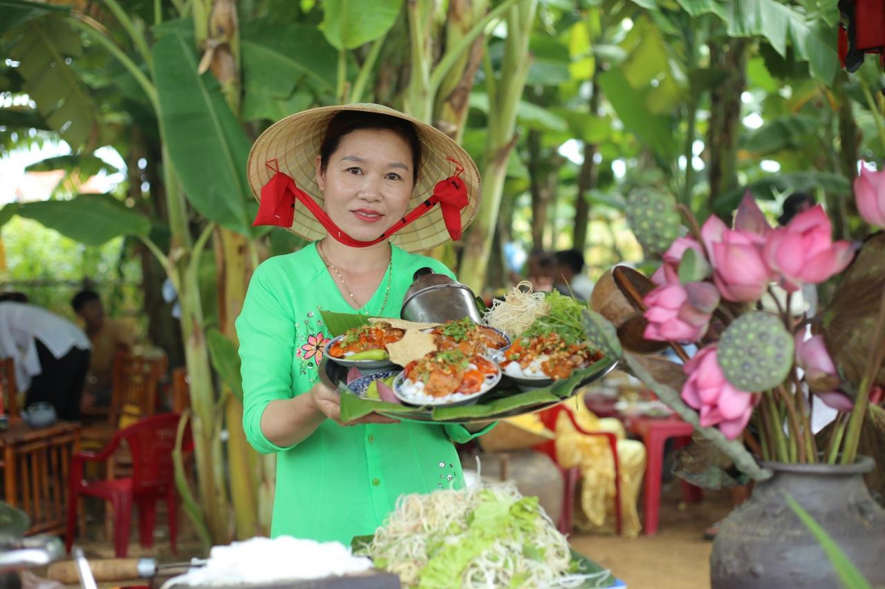 Taste Atlas considère les nouilles Quang comme un plat riche consommé avec des légumes crus. Photo : Q.T