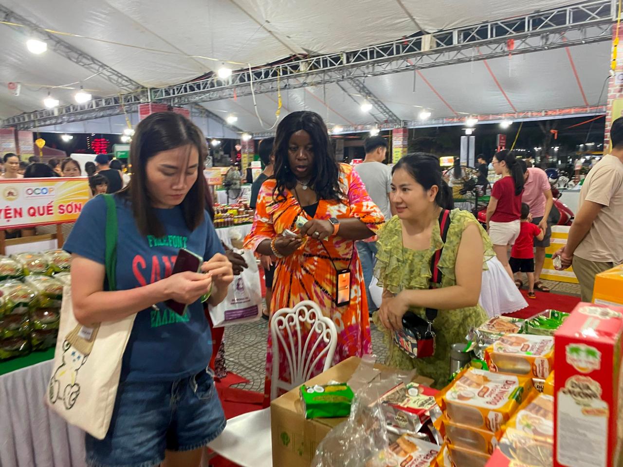 Muchos turistas extranjeros visitan Quang Nam para comprar productos OCOP. Foto: L.V.