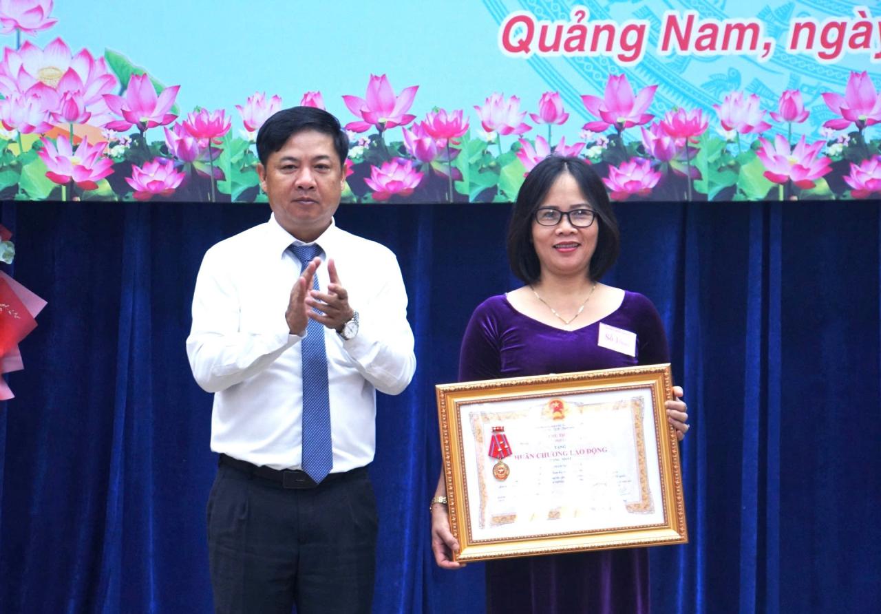 Autorizado por el Presidente, el Secretario Provincial del Partido, Luong Nguyen Minh Triet, otorgó la Medalla Laboral de Primera Clase a un representante del Jardín de Infantes Son Ca, de la ciudad de Tam Ky. Foto: A.N.