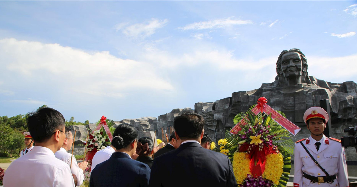 Lao and Vietnamese National Assembly delegations offer incense at Quang Nam Martyrs' Cemetery