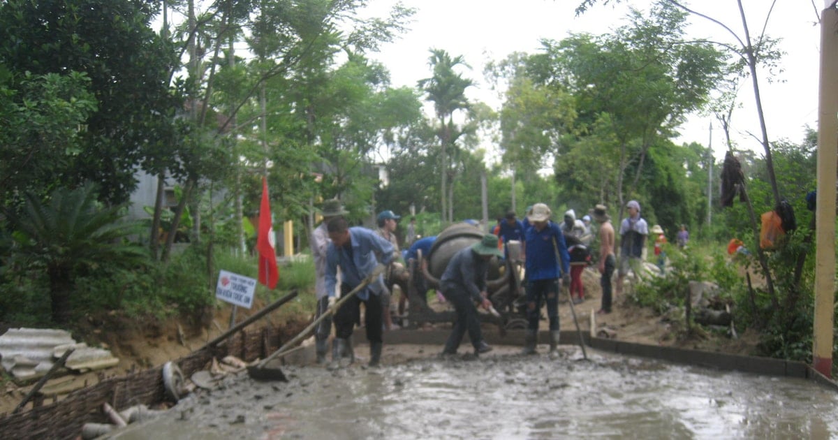 Người dân Núi Thành đồng thuận làm đường giao thông nông thôn