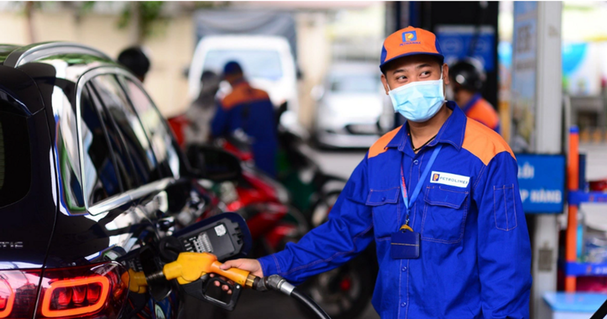 Gasoline price reduced by more than 1,000 VND/liter