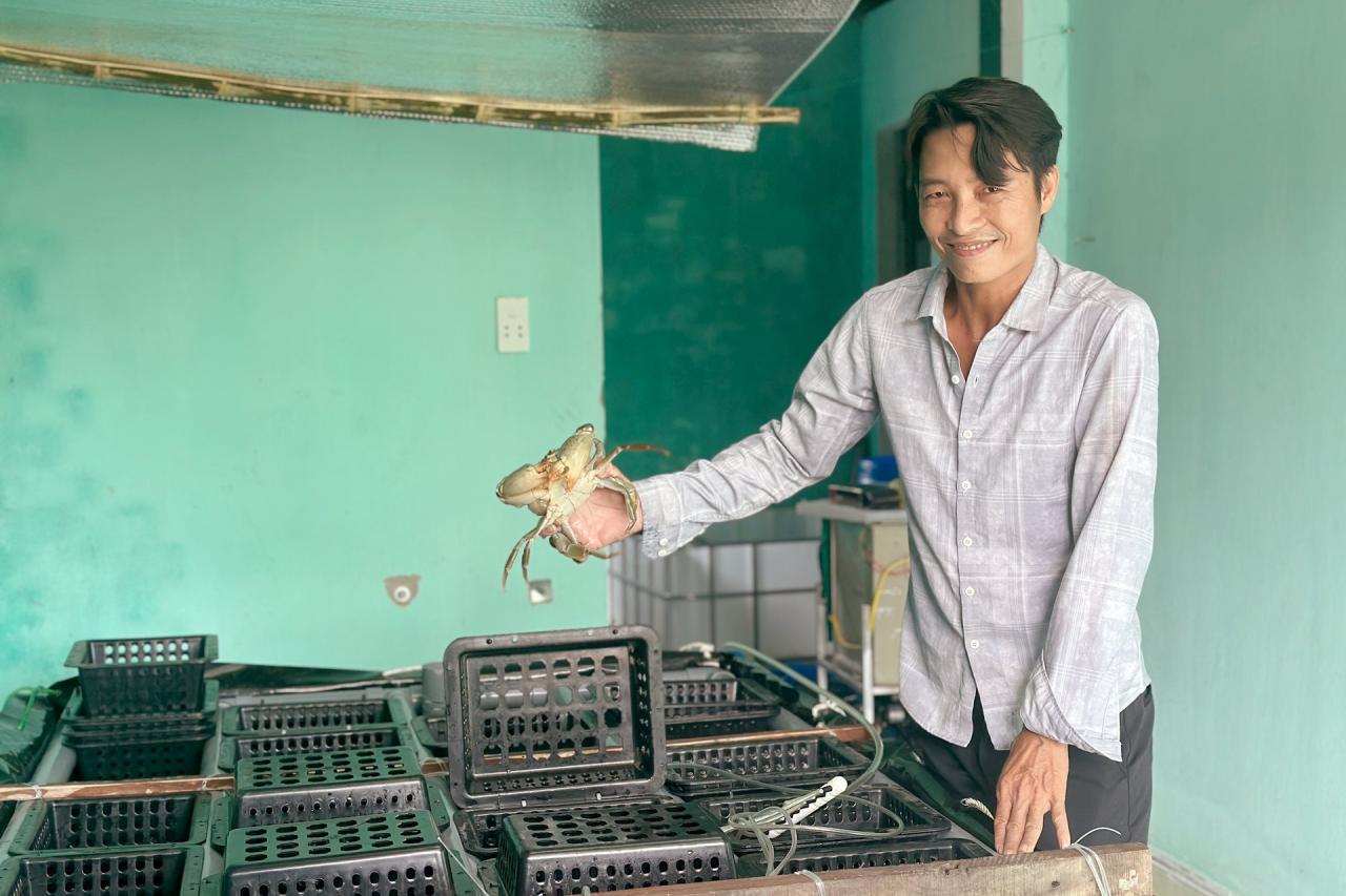 M. Le Ngoc Dong a piloté avec succès un modèle d’élevage de crabes sur terre.