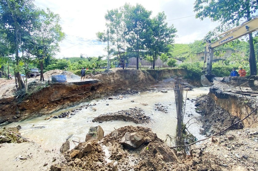 Ngoài giá vật liệu xây dựng tăng cao, địa phương cho biết thiên tai là một trong các trở ngại khiến tuyến đường chưa thể hoàn thành. Ảnh: Đ.N