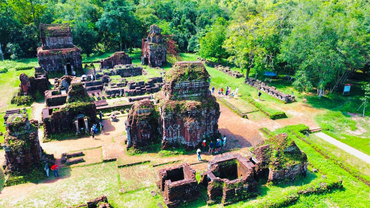 Le Département de la Culture, des Sports et du Tourisme a proposé que le Comité populaire du district de Duy Xuyen élabore un plan et un programme pour développer la destination touristique du Centre de la Sainte Mère de Tra Kieu afin qu'elle devienne l'une des destinations liées au patrimoine culturel mondial de My Son. Photo : Q.T