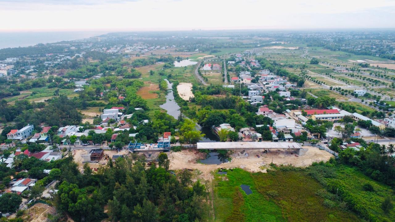 Cầu Nghĩa Tự (phường Điện Dương) đang được đẩy nhanh thi công và dự kiến sẽ hợp long trước ngày 31/12/2024. Ảnh: Q.T