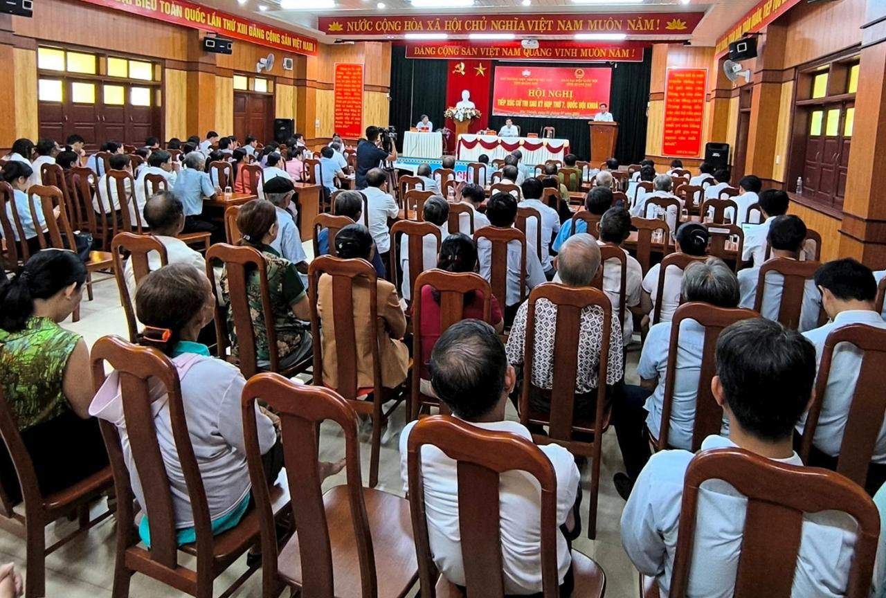 The National Assembly delegation of Quang Nam province met with voters of Nui Thanh district. Photo: H.D