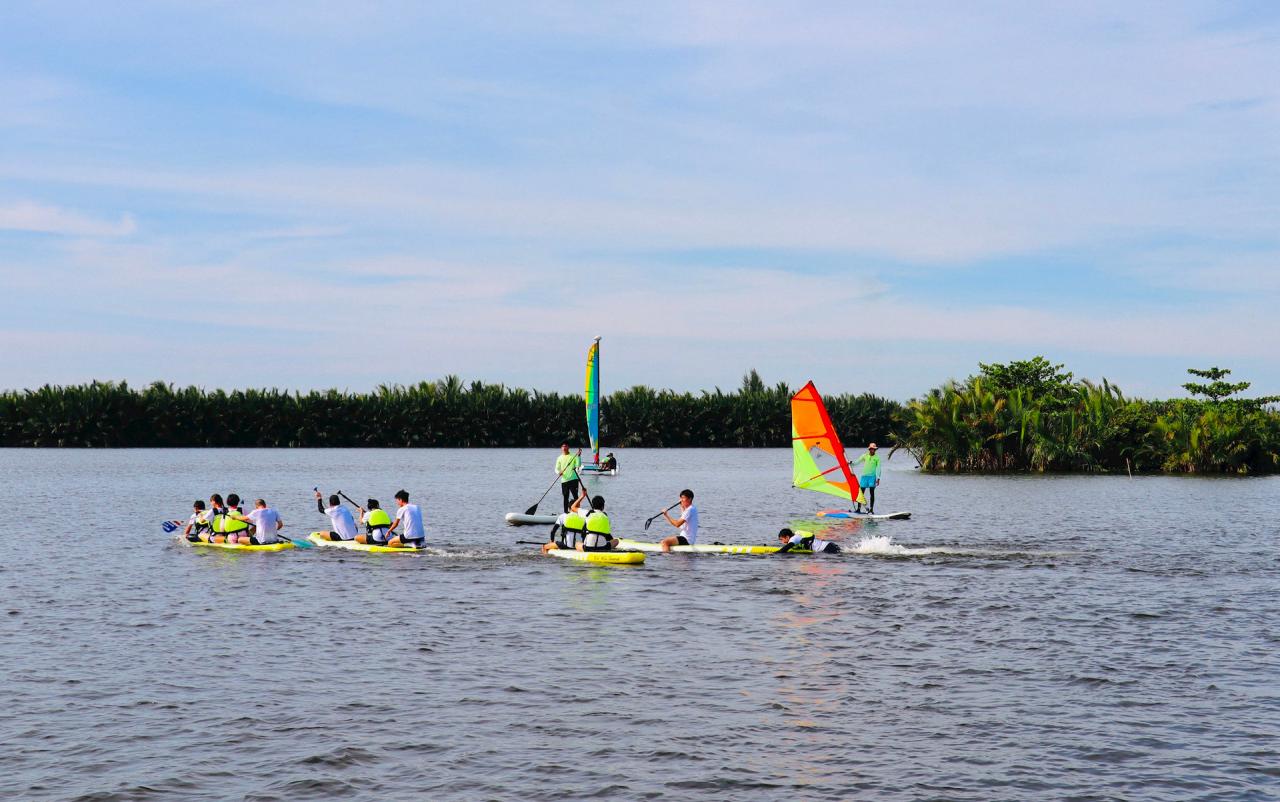 Chèo Kayah trên sông Cổ Cò. Ảnh: Q.T