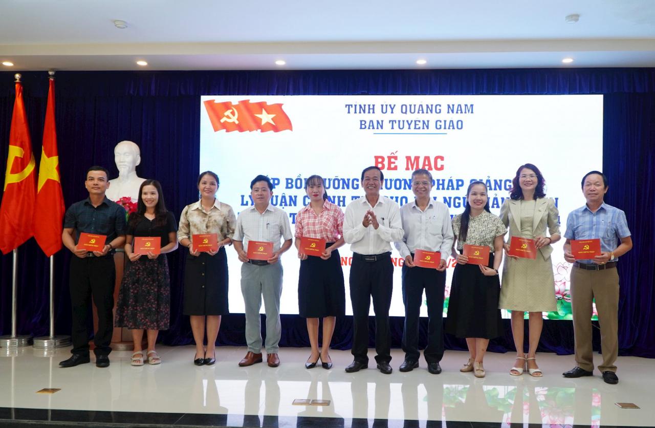 Deputy Head of the Provincial Party Committee's Propaganda Department Tran Khac Thang awarded certificates to students. Photo: