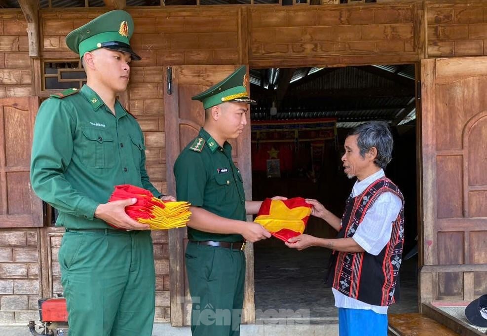 Tặng cờ Tổ quốc cho đồng bào dân tộc Cơ Tu đón Tết Độc lập ảnh 2