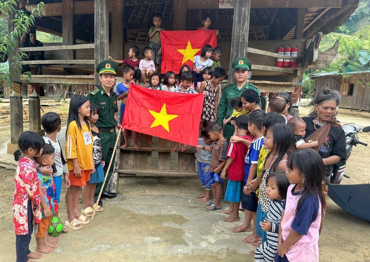 Tặng cờ Tổ quốc cho đồng bào dân tộc Cơ Tu đón Tết Độc lập ảnh 6