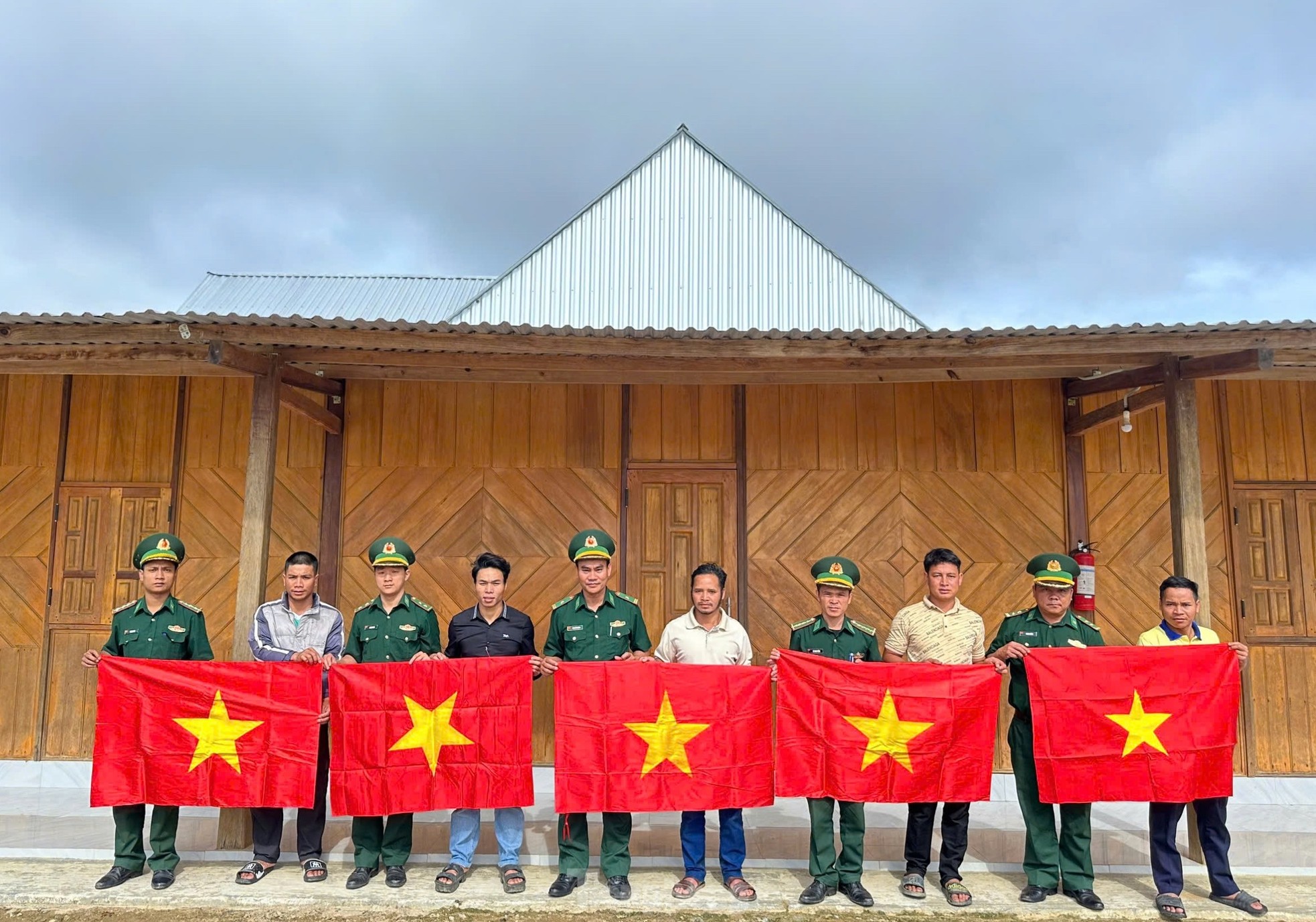 Tặng cờ Tổ quốc cho đồng bào dân tộc Cơ Tu đón Tết Độc lập ảnh 4