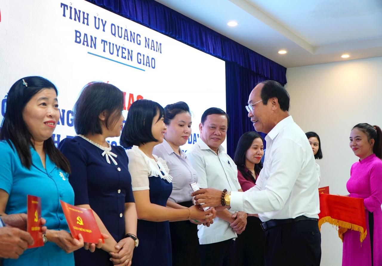 Head of the Provincial Party Committee's Propaganda Department Vo Xuan Ca presented certificates to the students. Photo: