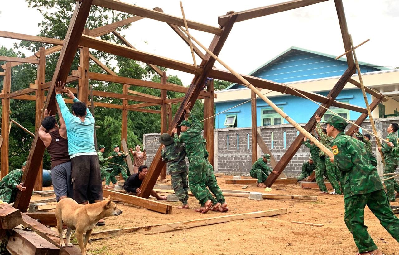 ກອງ​ກຳລັງ​ທະຫານ​ເຂົ້າ​ຮ່ວມ​ການ​ບຸກ​ເບີກ​ເຮືອນ​ພັກ​ຊົ່ວຄາວ​ໃຫ້​ປະຊາຊົນ​ຢູ່​ເຂດ​ຊາຍ​ແດນ. ຮູບພາບ: REVERSE - WORK