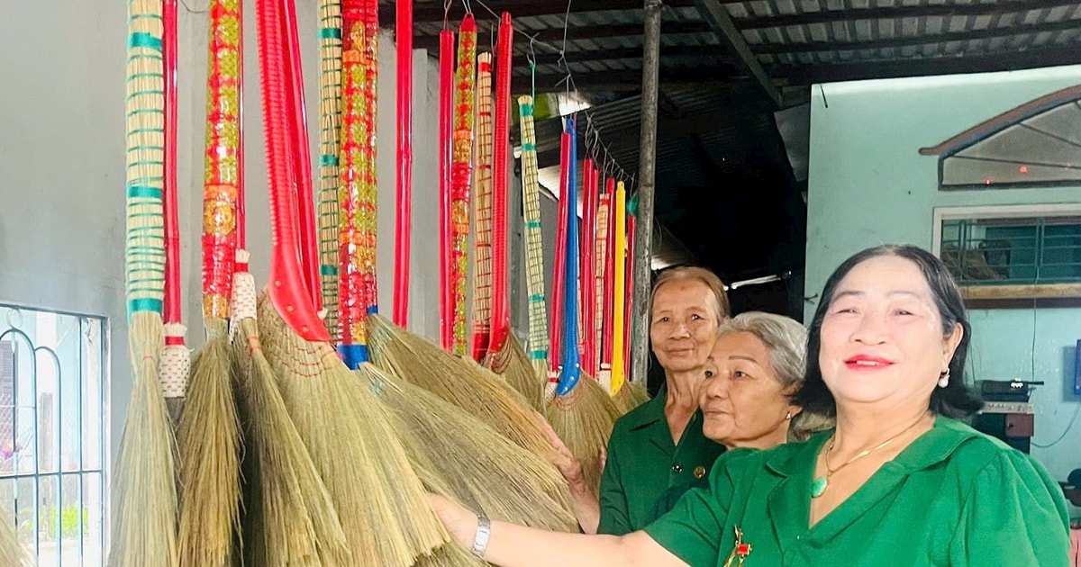 La Asociación de Veteranos del Distrito de Duy Xuyen lanza una cooperativa para fabricar escobas