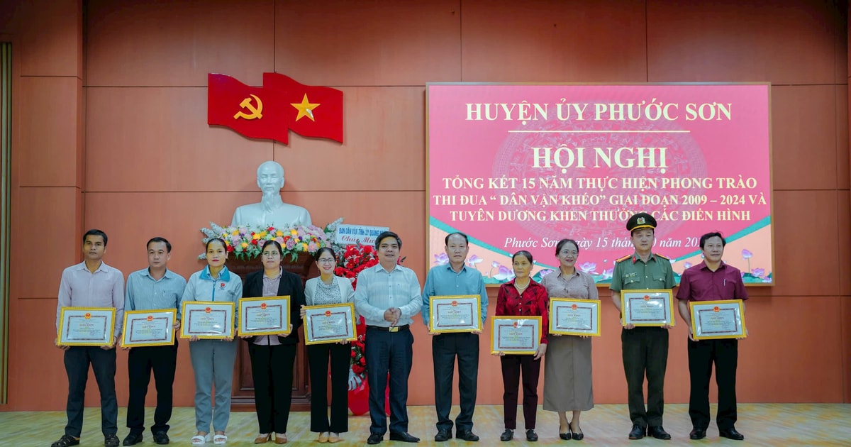 Phuoc Son premia a 44 colectivos e individuos destacados en el movimiento de emulación "Movilización de masas calificada"