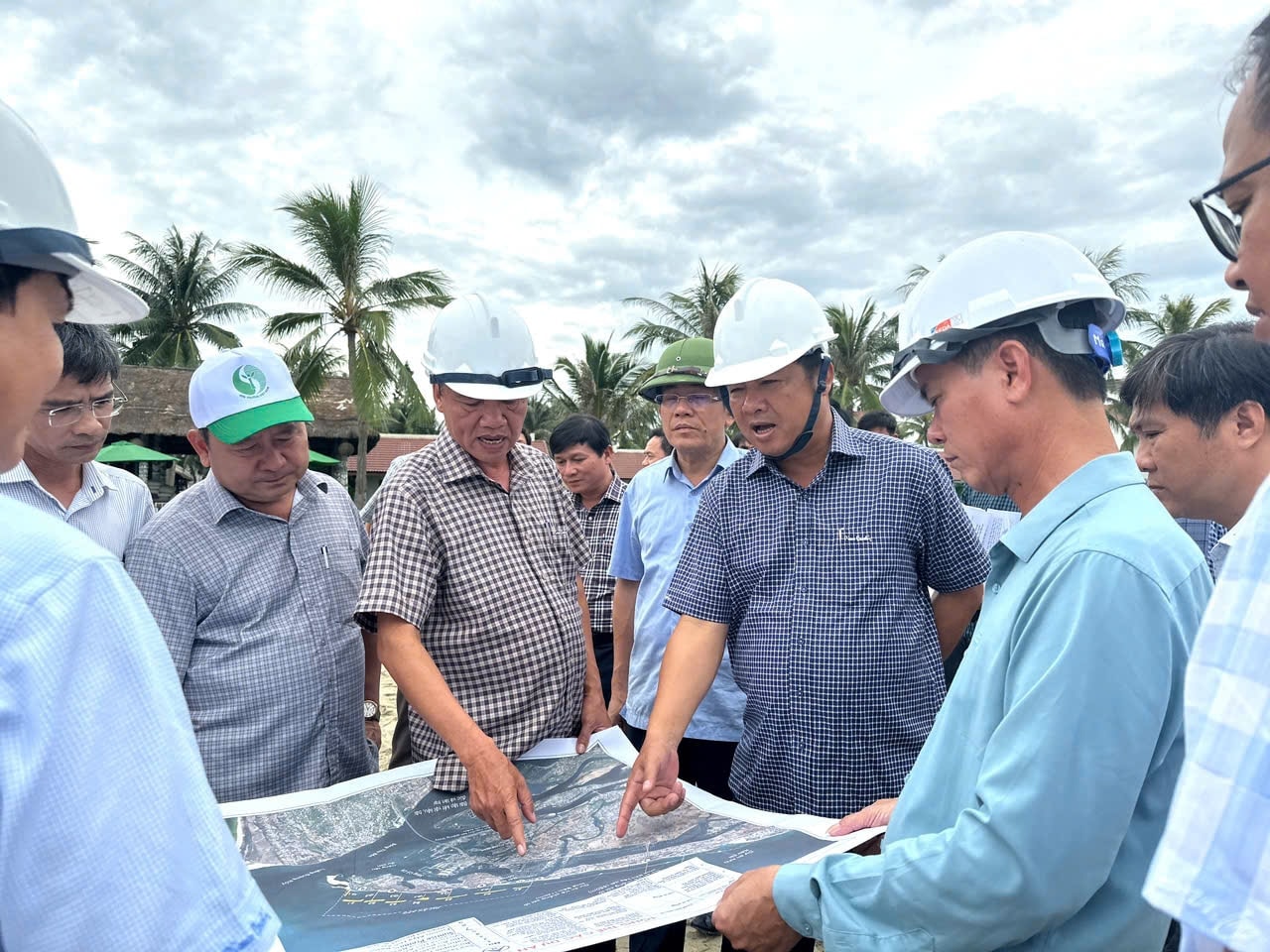 Provincial Party Secretary Luong Nguyen Minh Triet and the working delegation inspected the natural disaster prevention project at Cua Dai beach, Hoi An, in early September 2024. Photo: T.C