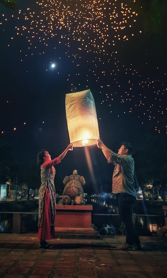 S'immerger dans la nuit de Loy Krathong sera une expérience étrange inoubliable | Photo : Thanh Tu