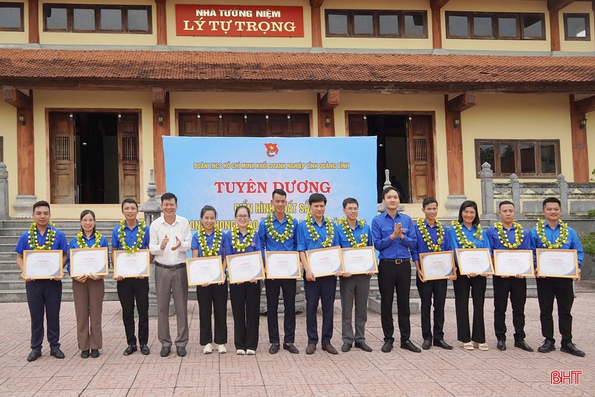 La delegación del bloque empresarial provincial de Quang Binh organizó una ceremonia para honrar los ejemplos típicos del movimiento de creatividad juvenil para el período 2022-2024 en la Casa Conmemorativa Ly Tu Trong. Foto: Periódico Ha Tinh