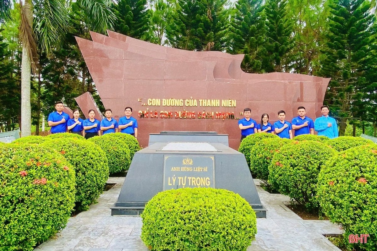 Miembros de la Unión de Jóvenes visitan la tumba del heroico mártir Ly Tu Trong en el área conmemorativa.