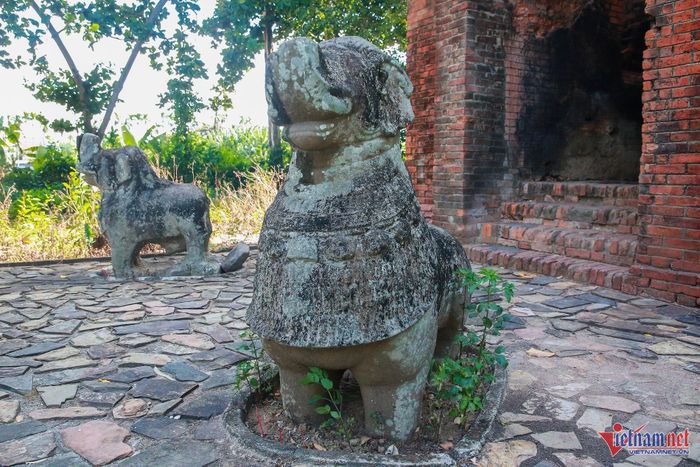 Trước cổng chính có 2 bức tượng Gajasimha (linh thú với đầu voi, thân sư tử) bằng sa thạch