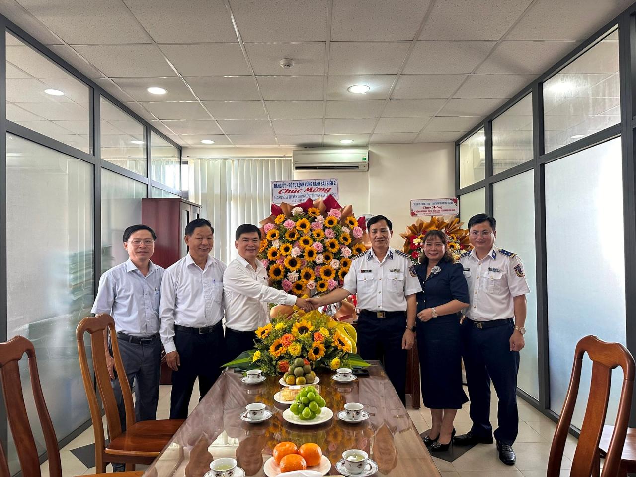 The Command of Coast Guard Region 2 presented flowers to congratulate the Provincial Party Committee's Mass Mobilization Committee. Photo: LE HUY SINH