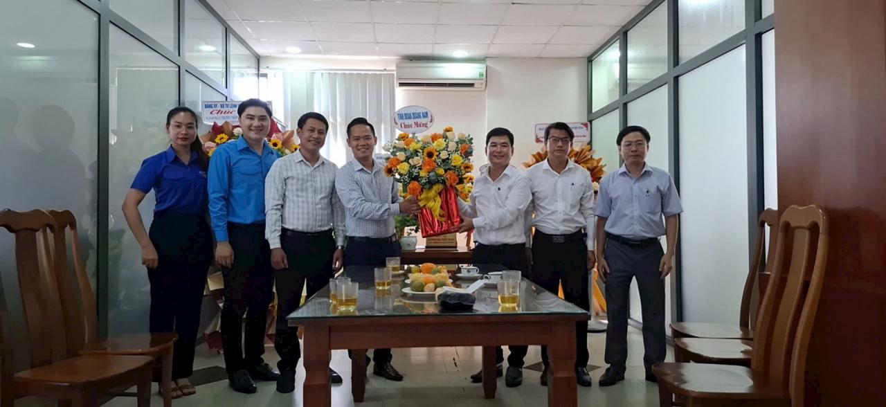 The Provincial Youth Union Standing Committee congratulates the Provincial Party Committee's Mass Mobilization Committee. Photo: LE THANH VY