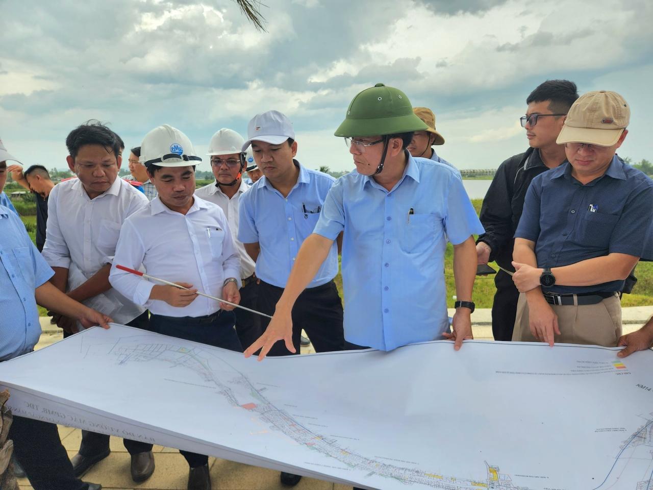 On September 6, Vice Chairman of the Provincial People's Committee Tran Nam Hung inspected the progress of the project on emergency dredging, flood drainage and saltwater intrusion prevention of Co Co River. Photo: Q.T