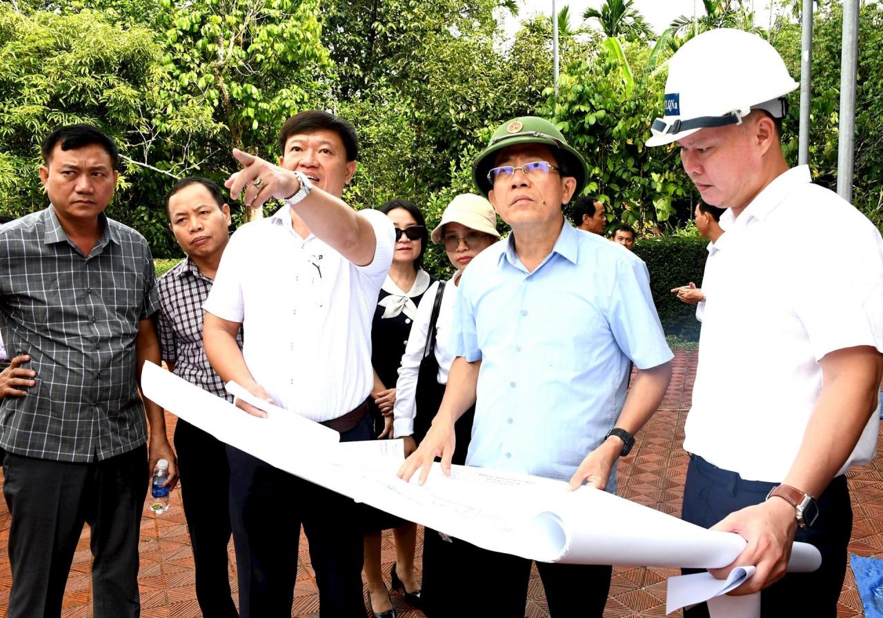 Vice Chairman of the Provincial People's Committee Tran Nam Hung inspected the progress of the project to promote the value of the Huynh Thuc Khang Memorial House. Photo: Q.VIET