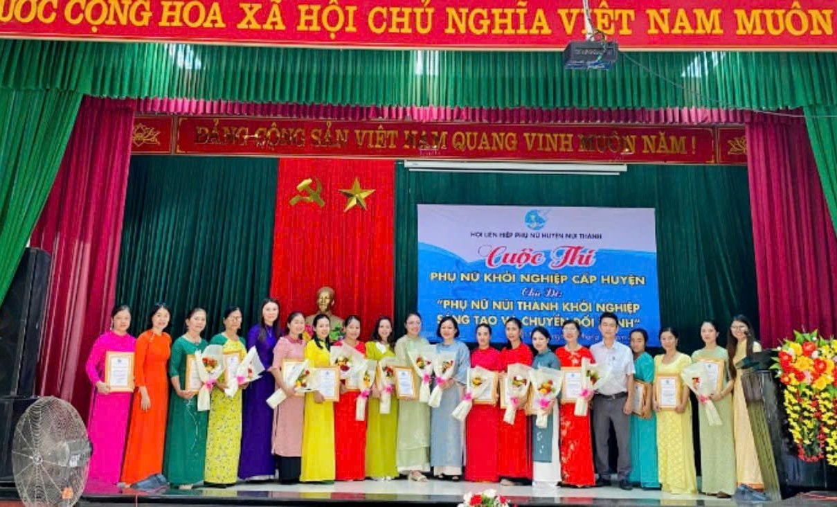 trao-giai-cuoc-thi-y-tuong-khoi-nghiep.-anh-v.p(1).jpg