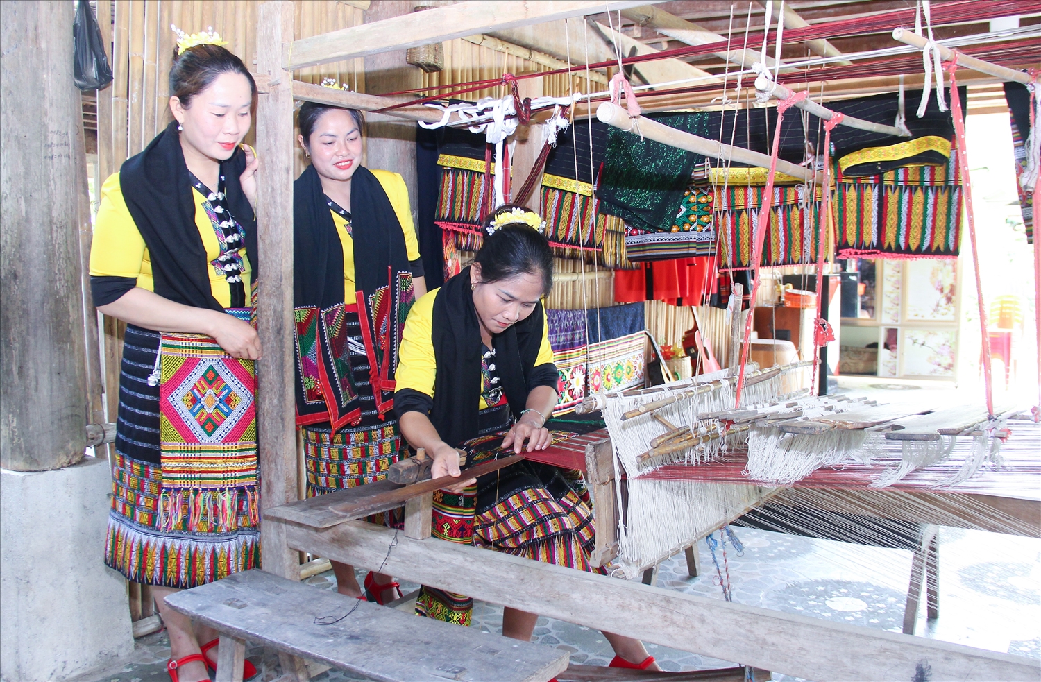 Điểm du lịch cộng đồng bản Gạo (huyện Con Cuông) đã gắn với nghề dệt thổ cẩm các sản phẩm đặc trưng