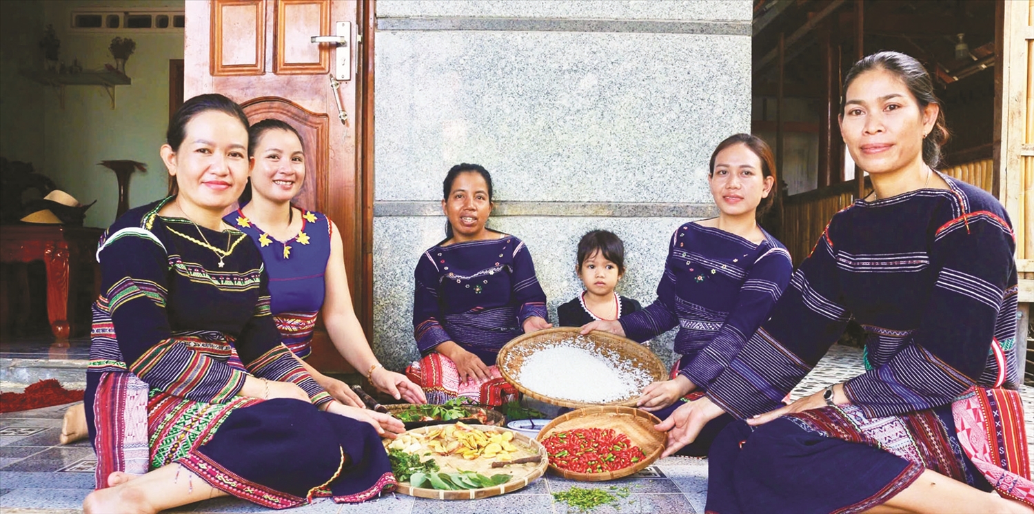 Các thành viên Tổ hợp tác Voi Rừng cùng nhau chia sẻ, gìn giữ nghề truyền thống làm rượu cần.