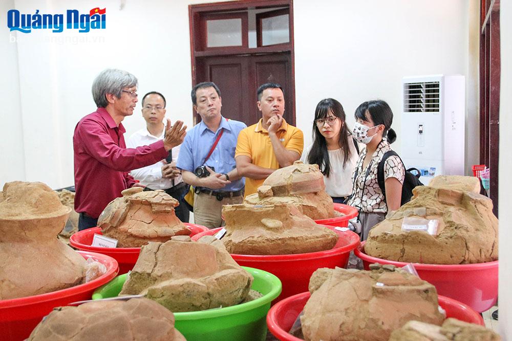 Đoàn tham quan kho bảo tàng khu mộ chum (Văn hóa Sa Huỳnh).