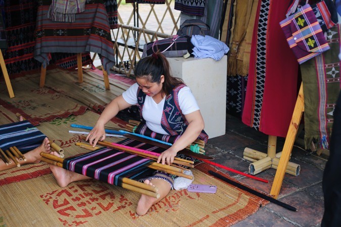 Nghề dệt Zèng truyền thống của đồng bào Pa Cô (huyện A Lưới) cũng được trưng bày, thao diễn tại không gian cung An Định.