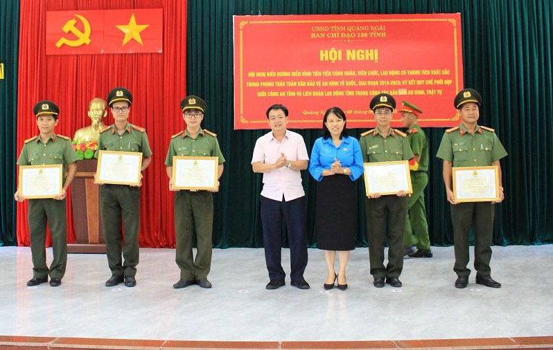 Phó Chủ tịch Thường trực HĐND tỉnh Nguyễn Cao Phúc và lãnh đạo LĐLĐ tỉnh trao giấy khen cho các tập thể và cá nhân điển hình tiên tiến.
