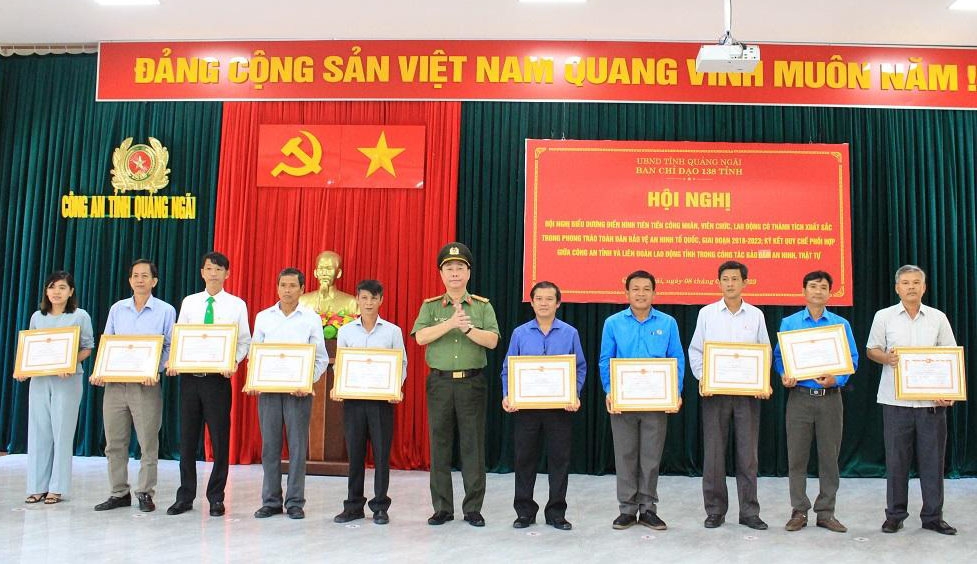  Đại tá Phan Công Bình-Giám đốc Công an tỉnh trao giấy khen cho các tập thể và cá nhân điển hình tiên tiến. 
