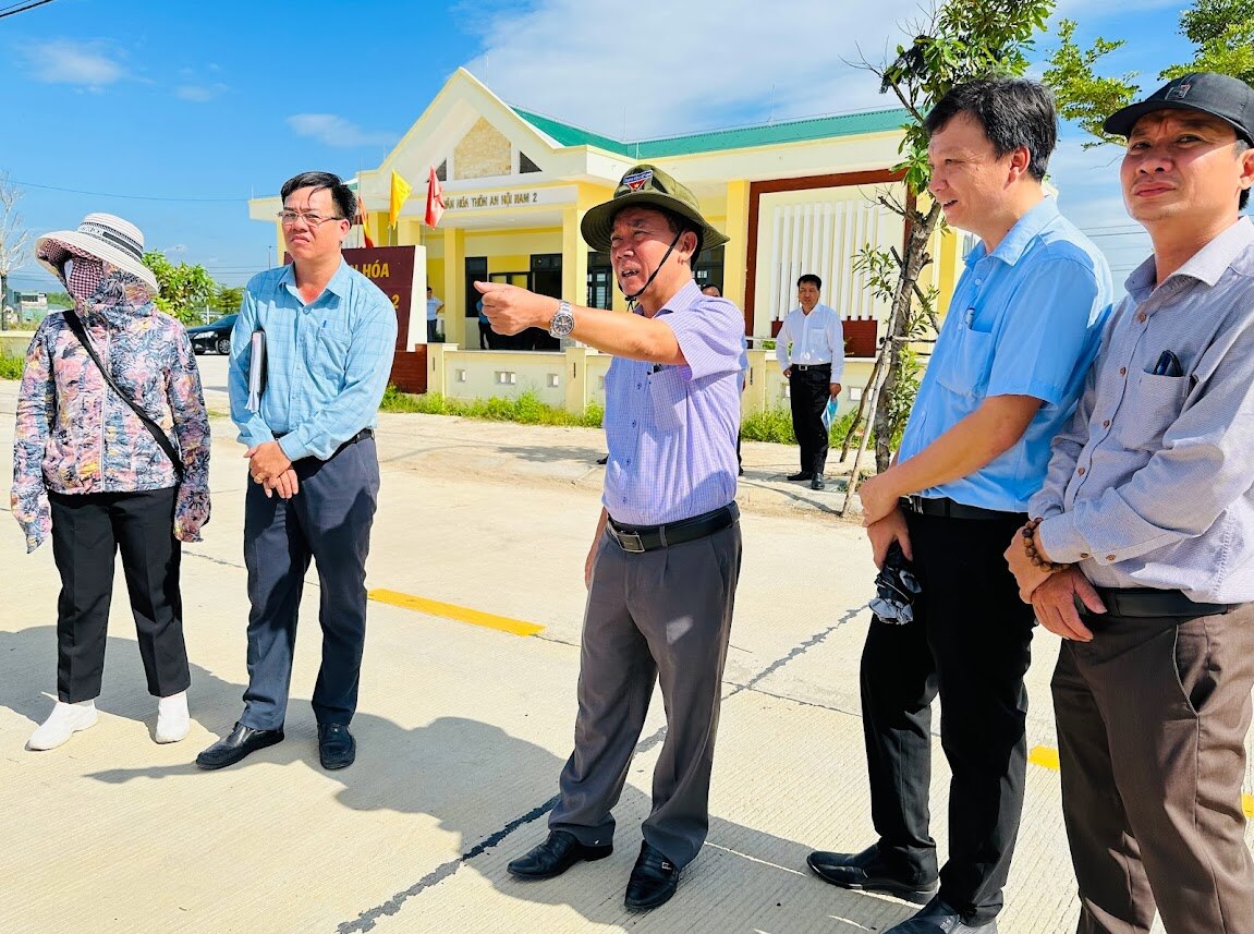 Đoàn giám sát của HĐND tỉnh kiểm tra thực tế tình hình thực hiện khu tái định cư cho các hộ dân trong phạm vi từ 500m đến nhỏ hơn 1.000 từ ranh giới khu liên hợp xử lý chất thải rắn Nghĩa Kỳ.