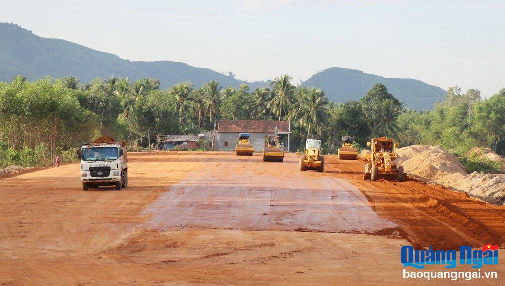 Đến nay, cao tốc Quảng Ngãi - Hoài Nhơn đã bàn giao mặt bằng được 75,515/88km, đạt 85,8%; trong đó đoạn qua Quảng Ngãi đã bàn giao 52,84km/60,3km (đạt 87,6%). Hiện các nhà thầu đã tiếp cận để thi công được 68,012/88km đạt 77,3%. Phần còn lại chưa bàn giao mặt bằng tại tỉnh Quảng Ngãi 7,46km và tỉnh Bình Định 5,025km, chủ yếu là khu vực có nhà ở, vật kiến trúc của người dân phải di dời tái định cư và hạ tầng kỹ thuật đường điện.