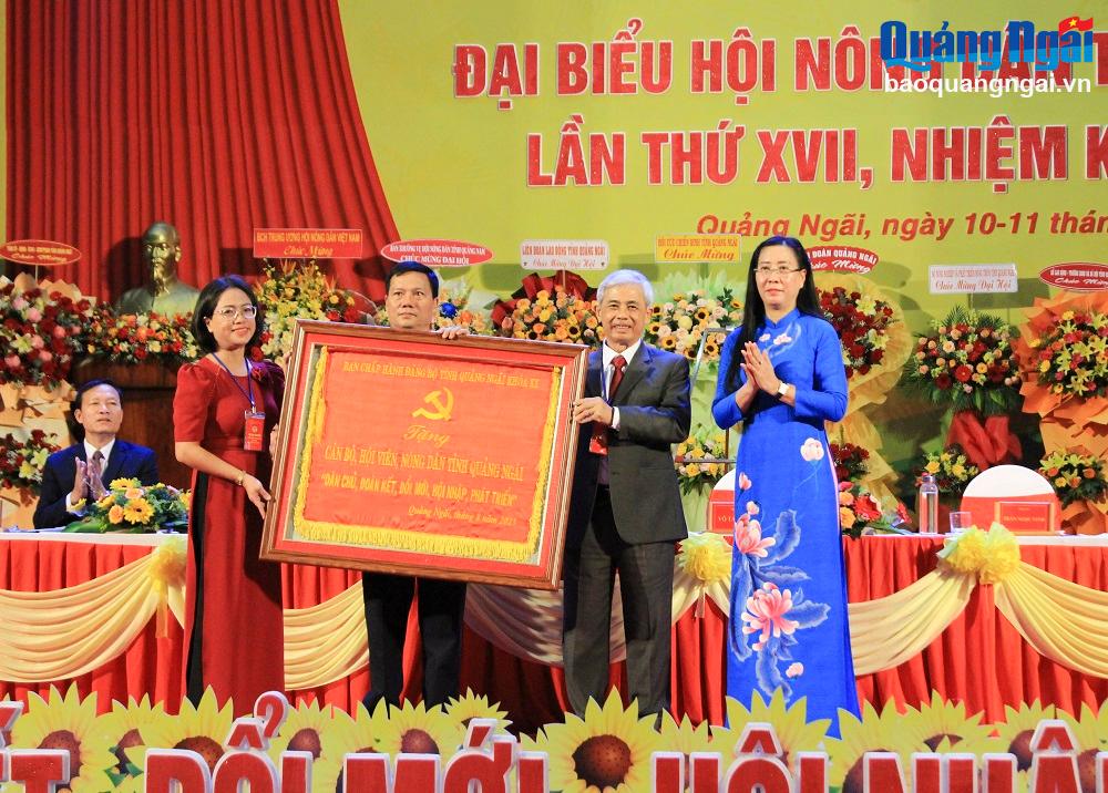 Ủy viên Trung ương Đảng, Bí thư Tỉnh ủy, Chủ tịch HĐND tỉnh Bùi Thị Quỳnh Vân tặng bức trướng của Tỉnh ủy cho Hội Nông dân tỉnh.