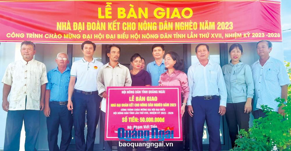 Hội Nông dân tỉnh bàn giao nhà đại đoàn kết cho hội viên nông dân nghèo ở xã Đức Phong (Mộ Đức).   ẢNH: MỸ DUYÊN