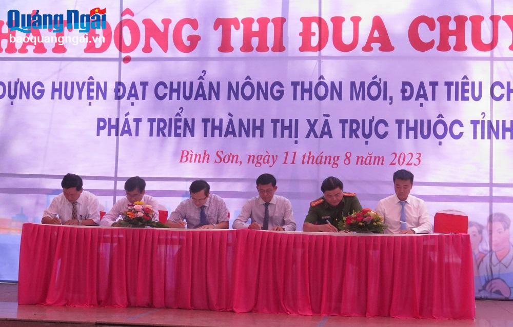 Đại diện các khối cơ quan, đơn vị ký kết thực hiện thi đua