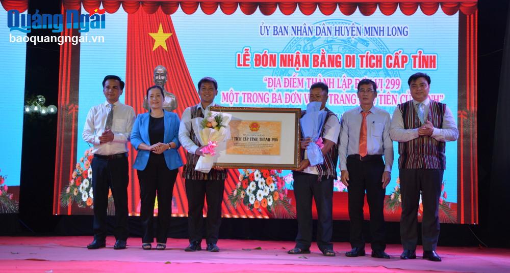 Phó Bí thư Tỉnh ủy Đinh Thị Hồng Minh trao Bằng xếp hạng Di tích lịch sử cấp tỉnh đối với di tích “Địa điểm thành lập đơn vị 299” cho huyện Minh Long. 