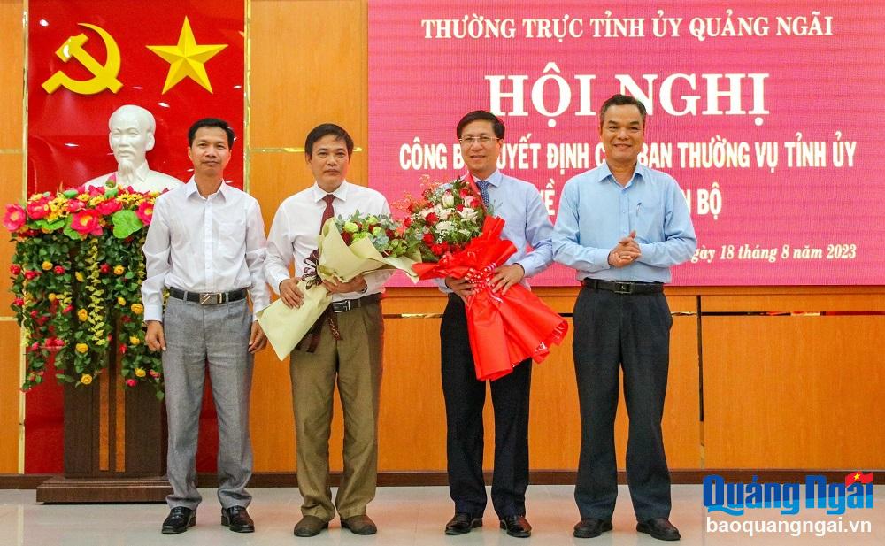 Lãnh đạo Ban Tuyên giáo Tỉnh ủy và huyện Trà Bồng chúc mừng 2 đồng chí Đặng Minh Thảo và Nguyễn Văn Dũng nhận nhiệm vụ mới.