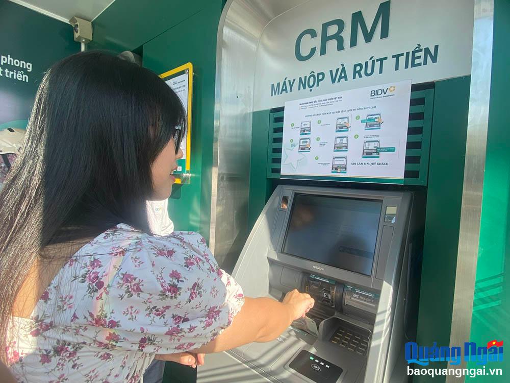 Khách hàng giao dịch tại máy CRM của BIDV Quảng Ngãi.