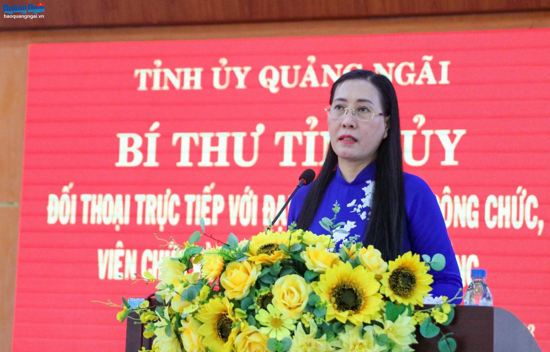 Ủy viên Trung ương Đảng, Bí thư Tỉnh ủy, Chủ tịch HĐND tỉnh Bùi Thị Quỳnh Vân phát biểu tại buổi đối thoại.