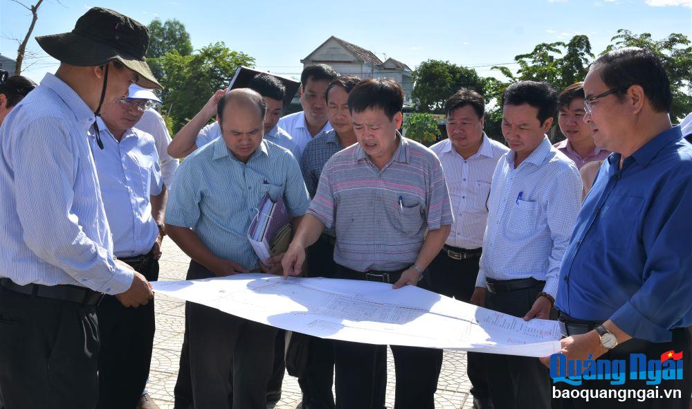 do Phó Chủ tịch Thường trực HĐND tỉnh Nguyễn Cao Phúc và các thành viên trong Đoàn giám sát đi giám sát thực tế tại dự án Khu tái định cư Vũng Thảo, xã Tịnh Thọ (Sơn Tịnh).