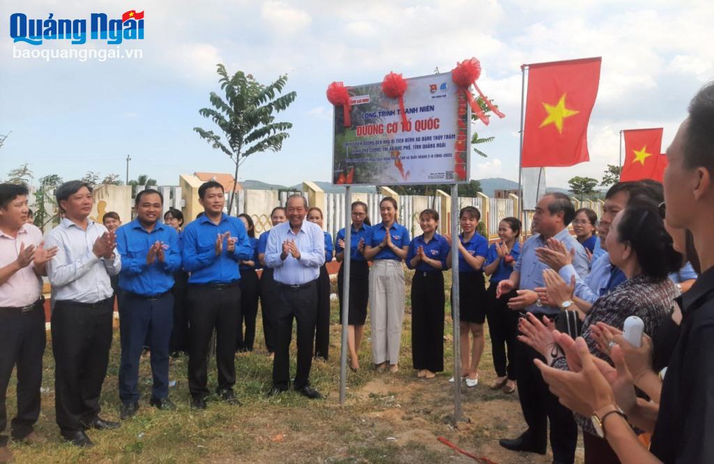 Nguyên Phó Thủ tướng Thường trực Chính phủ Trương Hòa Bình cùng đoàn công tác bên công trình “Đường cờ Tổ quốc”