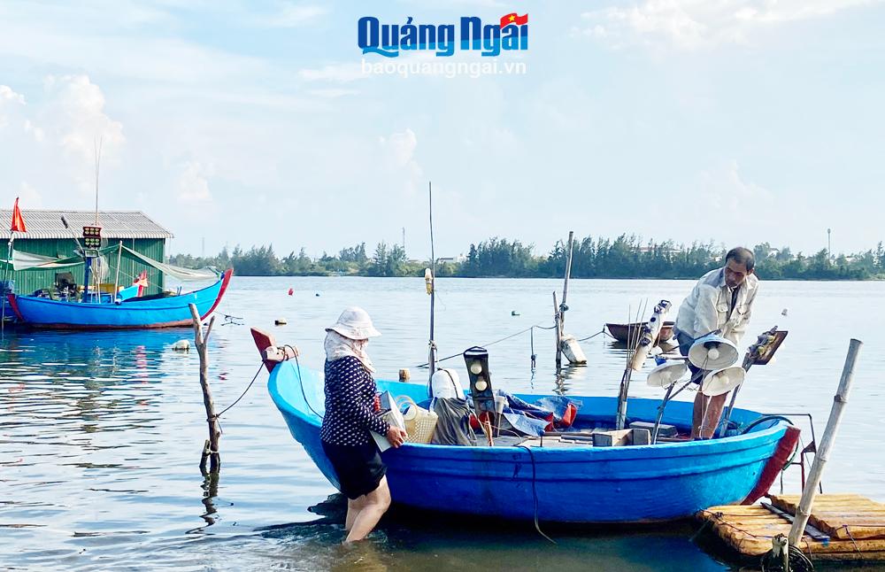 Ông Phan Hồng Khanh, thôn Tân Hy 1, xã Bình Đông (Bình Sơn) chuẩn bị các vật dụng cần thiết cho một chuyến câu mực đêm.    