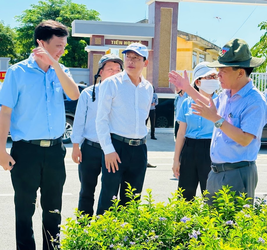 Phó Chủ tịch HĐND tỉnh Nguyễn Tấn Đức (bìa phải) kiểm tra thực tế tại dự án Khu dân cư phái Tây đường trục chính phía Tây trung tâm tâm thị trấn sông Vệ.